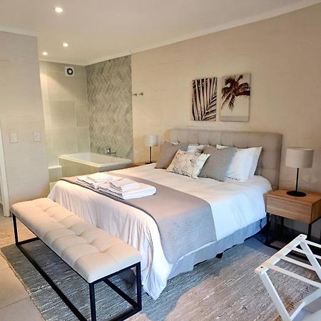 Beautiful Apartment Across From The Beach Cape Town Exterior photo