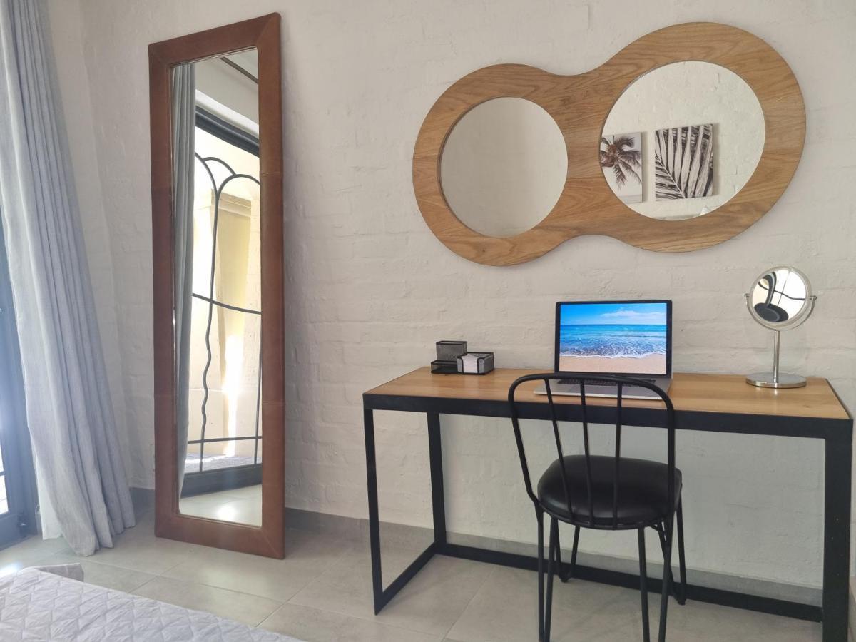 Beautiful Apartment Across From The Beach Cape Town Exterior photo